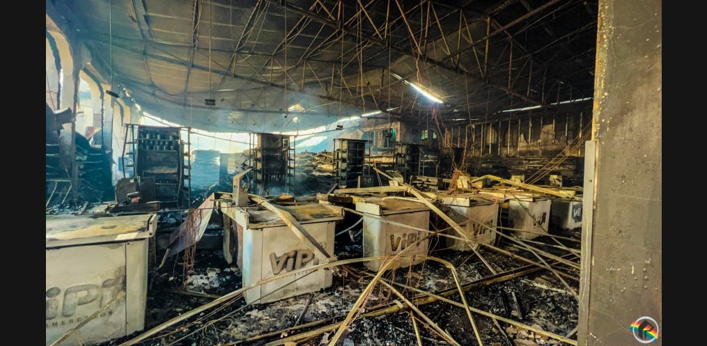 Imagens mostram parte interna de supermercado destruído por incêndio em São Miguel do Oeste