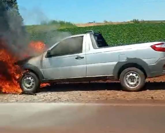 Caminhonete é consumida por incêndio na RS-342, em Independência