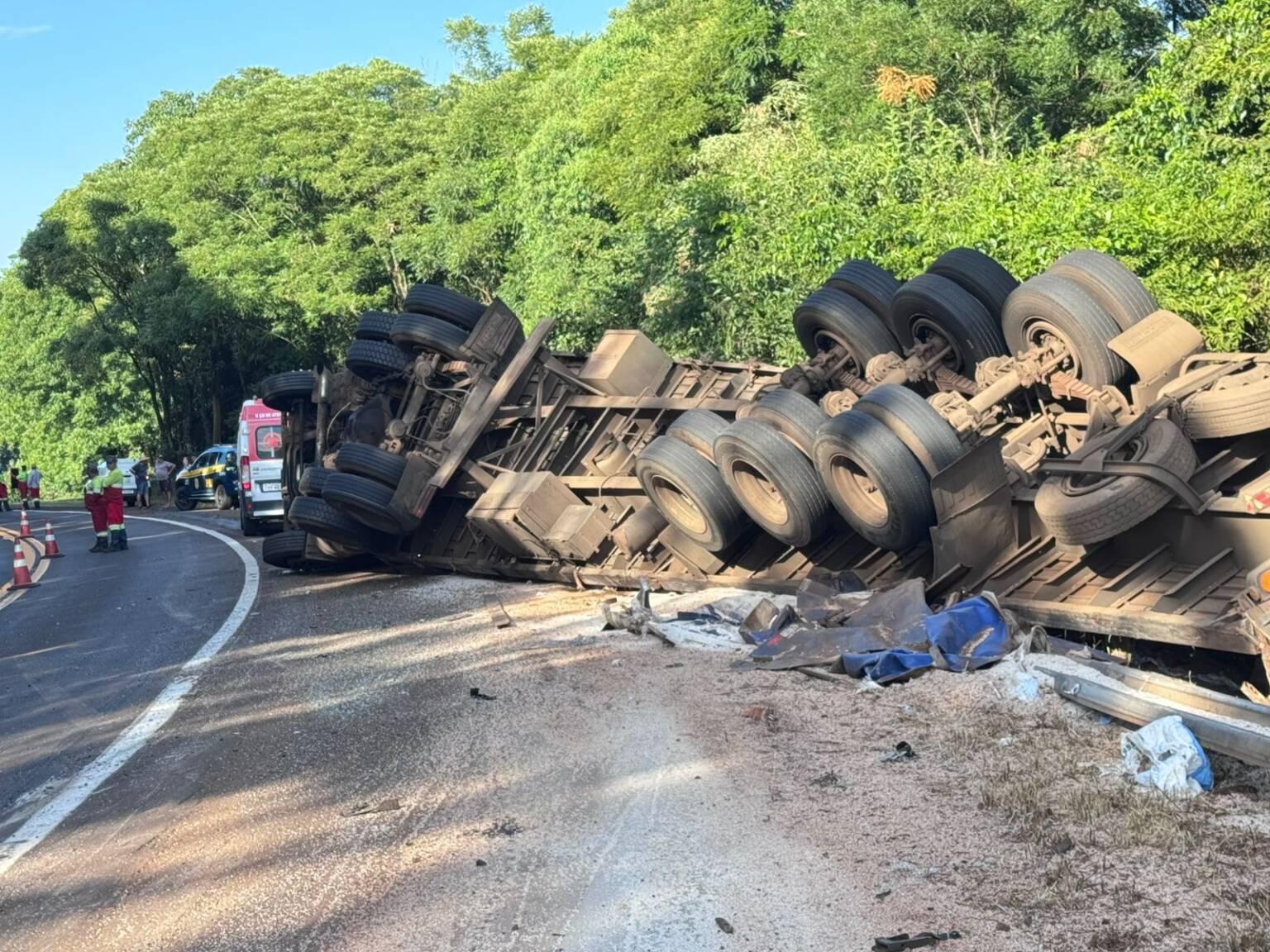 Tombamento de carreta deixa duas pessoas feridas na BR 386 em Sarandi