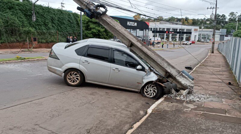 Veículo atinge poste da rede de energia elétrica no centro da cidade de Panambi