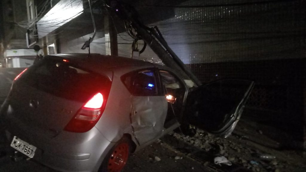 Acidente grave no Centro de Passo Fundo: carro quebra poste ao meio após colisão