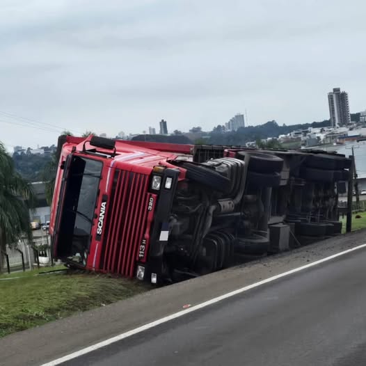 Caminhão tombado na BR-285 chama a atenção na manhã no último domingo