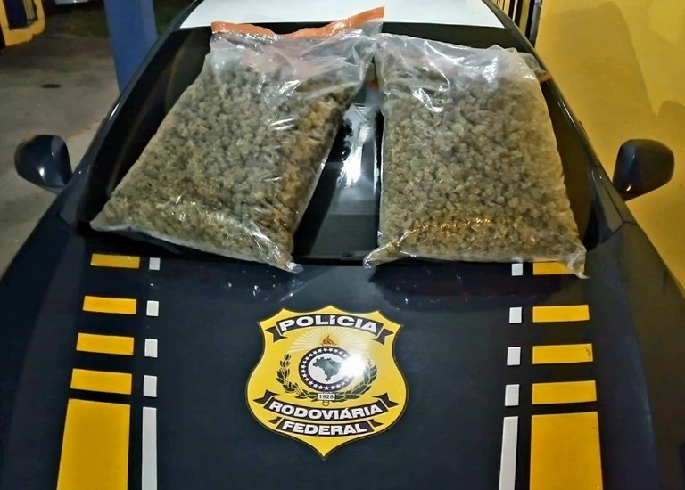 PRF apreende menor transportando skunk num transporte por aplicativo em Rosário do Sul/RS