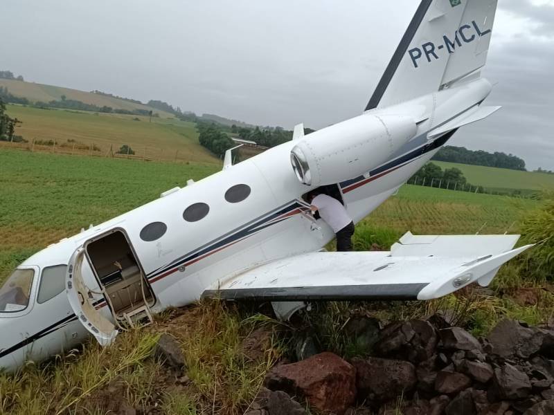 Aeronave de pequeno porte sai fora da pista no Aeroporto de Ijuí