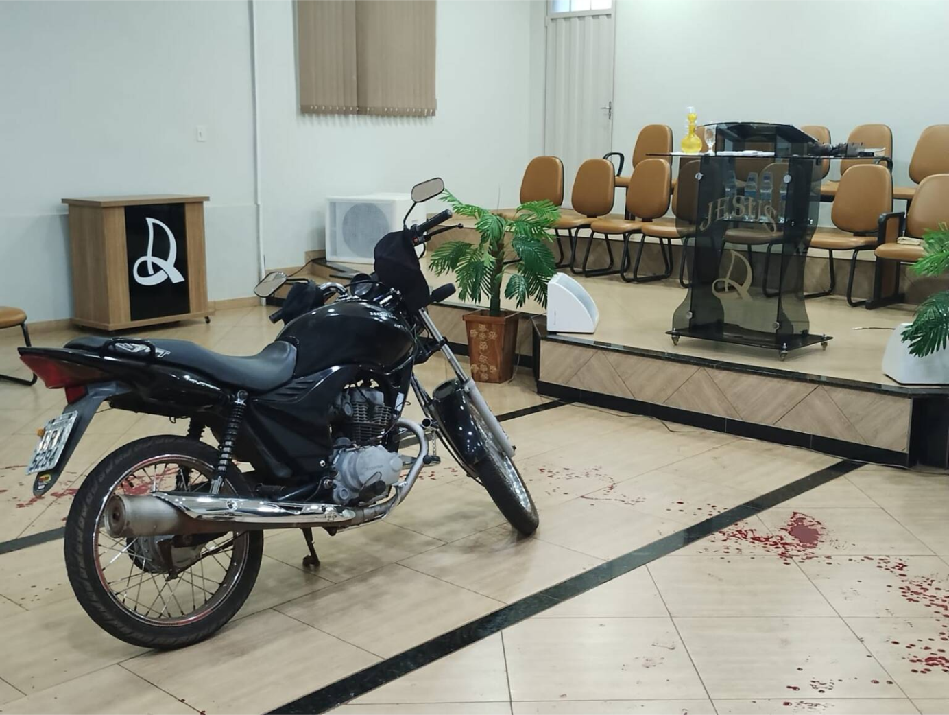 Homem invade igreja de motocicleta, esfaqueia pastor e dois membros da Assembleia de Deus em Miraguaí