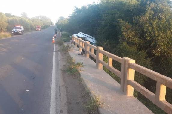 Carro sai da pista sobre ponte e duas pessoas morrem na Fronteira Oeste