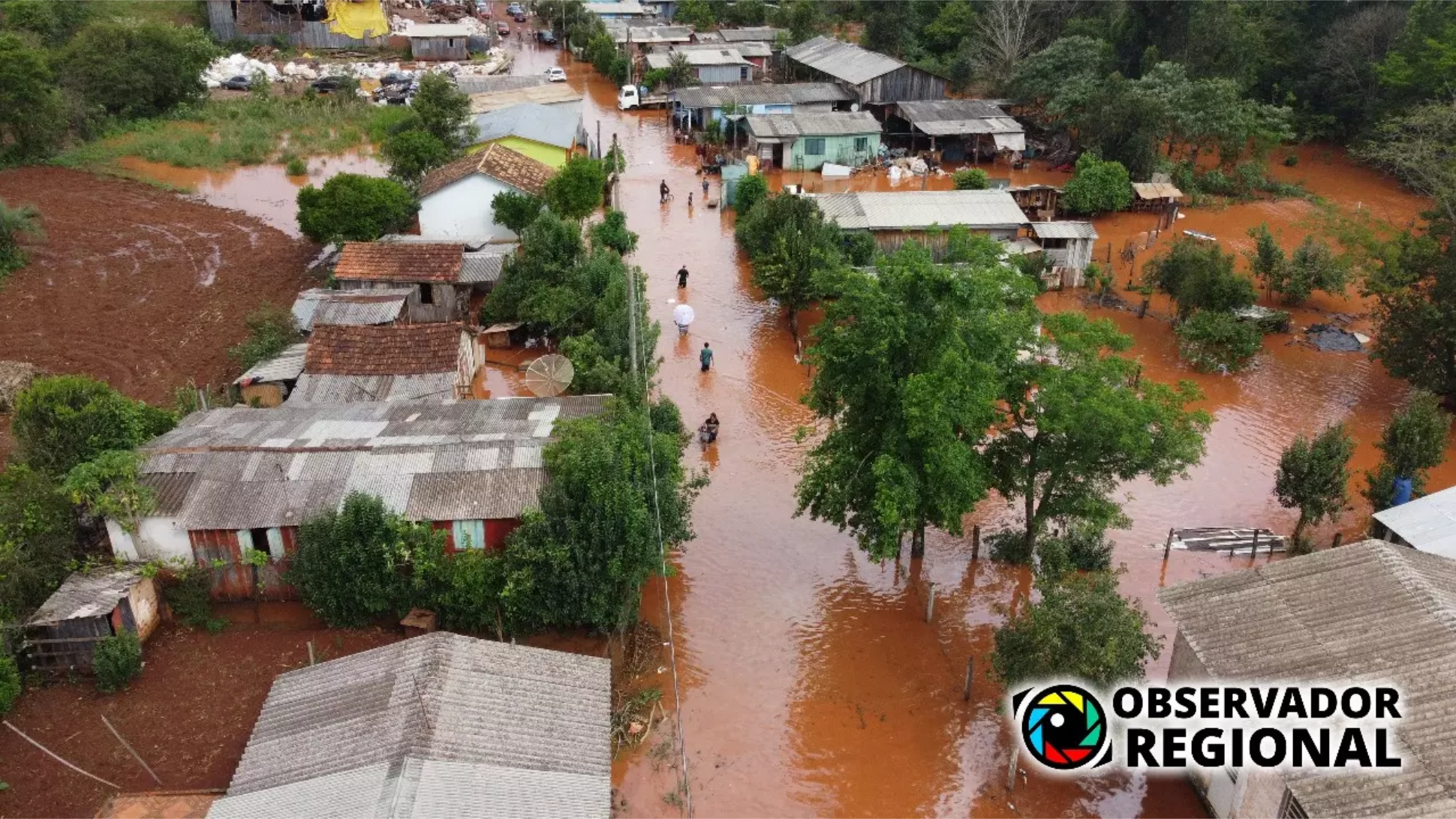 Braga: Rio que corta perímetro urbano sobe repentinamente na tarde desta quarta-feira (04) e invade residências