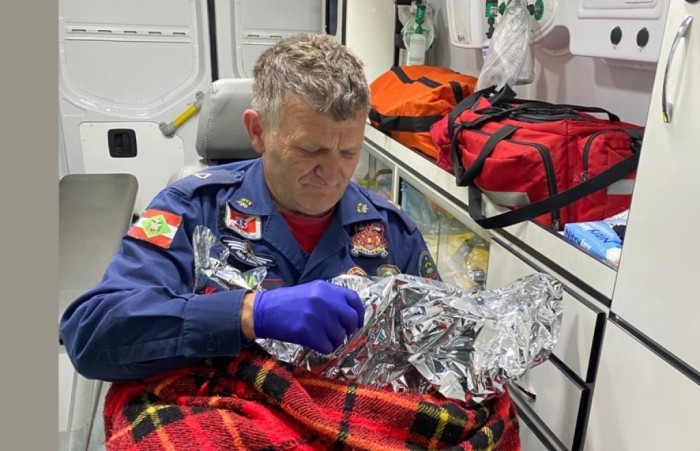 Bebê deixado na porta de casa em SC é o segundo caso no mesmo bairro em três anos