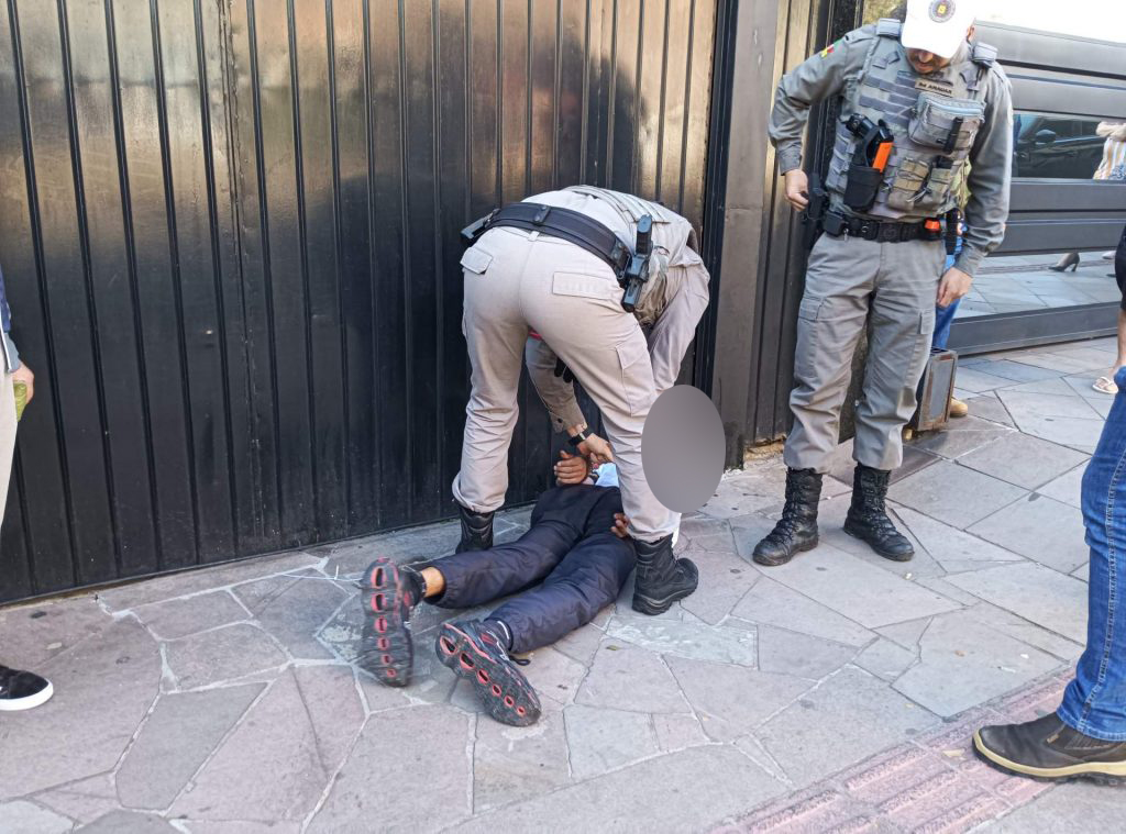 Populares detêm ladrão de celular no Centro de Passo Fundo
