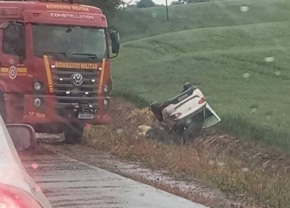 Saída de pista seguida de capotamento deixa pessoa ferida em Ijuí