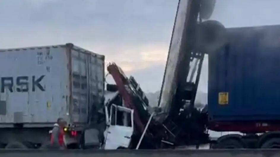 Carroceria de caminhão fica na vertical após colisão entre veículos na BR-470