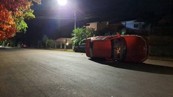 Automóvel tomba após bater em veículo estacionado no bairro Tiarajú em Ijuí