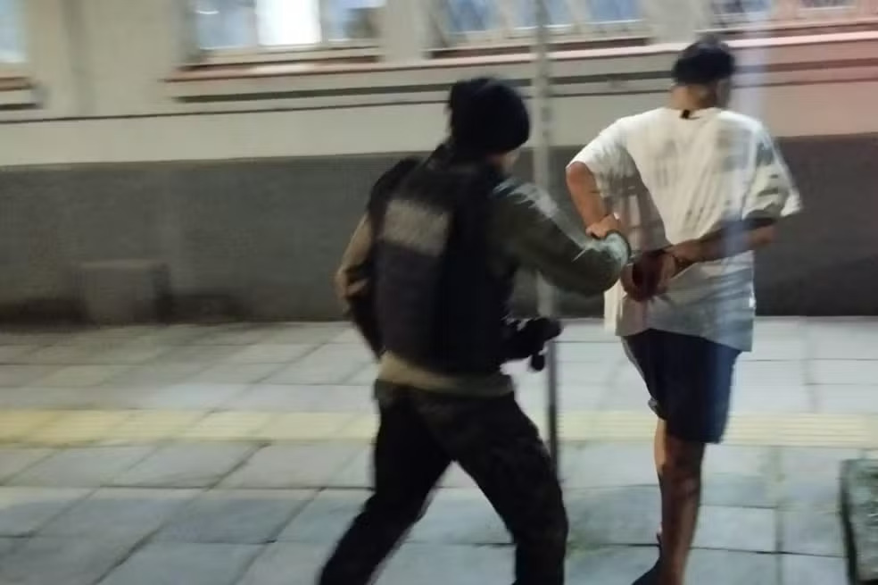 Filho é preso por suspeita de matar mãe de 77 anos asfixiada e ligar para avisar polícia em Porto Alegre