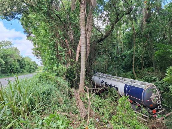 Caminhão-tanque sai da pista na BR-285 entre Ijuí e Panambi