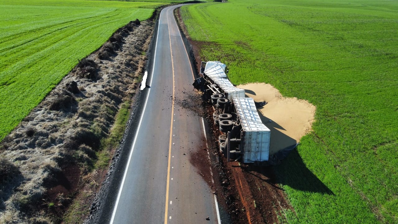 Carreta carregada de soja sai da pista no interior de Coronel Bicaco