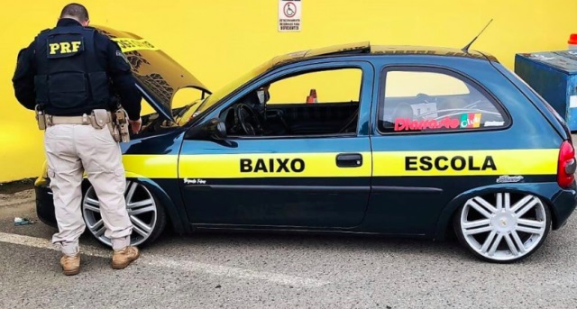Adesivo inusitado em Corsa rebaixado chama atenção em SC e carro acaba no guincho