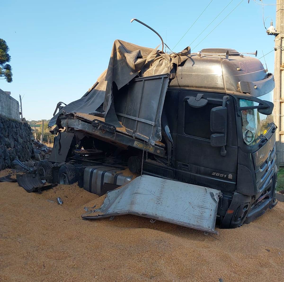 Caminhoneiro ameaça equipe de resgate após acidente em Santa Catarina