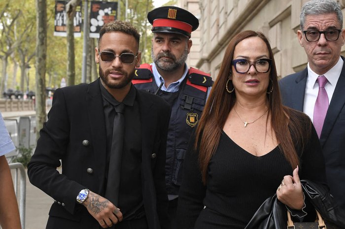 Neymar enfrenta julgamento em Barcelona a um mês da Copa do Mundo