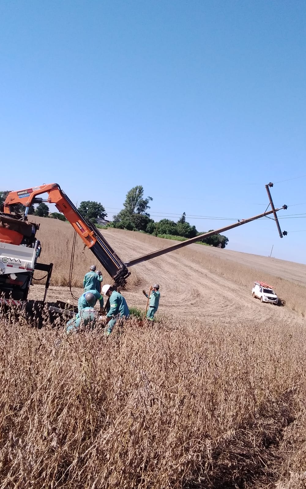 Agricultor colide colheitadeira e quebra poste de energia em Entre-Ijuís
