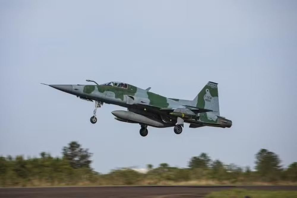 Caça da Força Aérea Brasileira cai durante exercício aéreo em Natal, RN