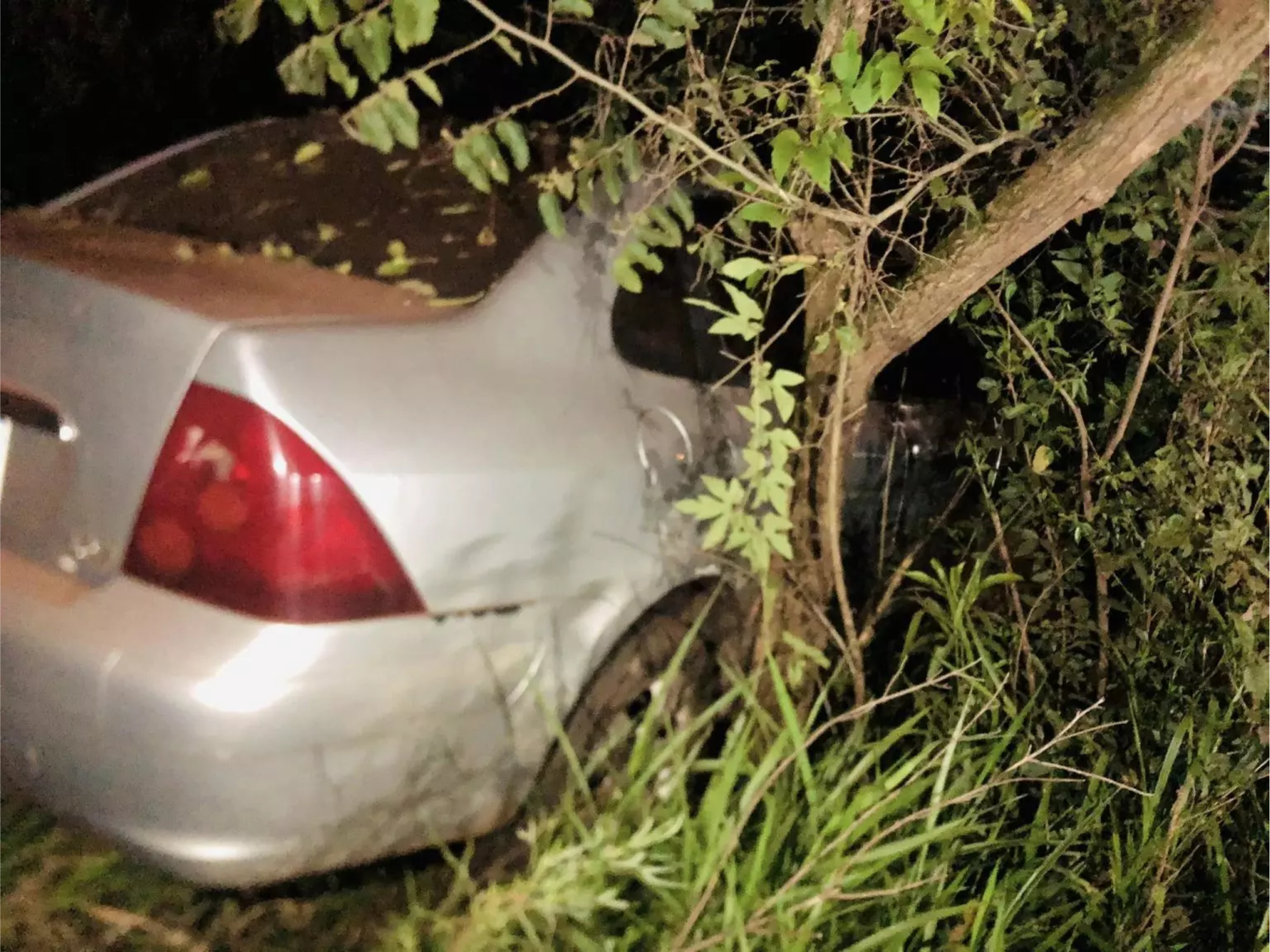Homem consegue pular do carro antes de acidente – Veículo acabou caindo em barranco