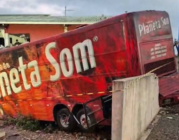 Ônibus da Banda Planeta Som se envolve em acidente com caminhonete e deixa um morto
