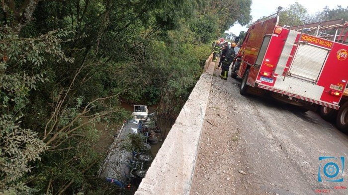 Carreta cai de ponte e motorista fica preso às ferragens em Saldanha Marinho