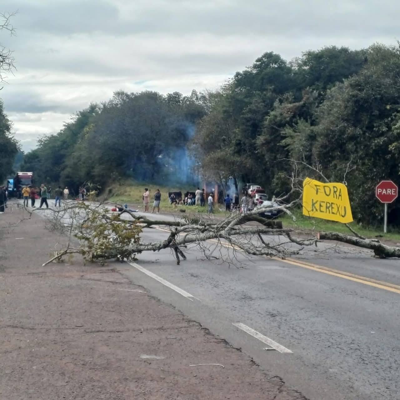 Indígenas bloqueiam o km 11 da BR-386 em Iraí