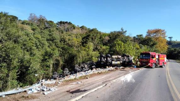 Motorista morre após perder controle de caminhão carregado com sabão em pó na RS-129