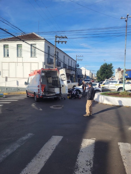 Acidente deixa motociclista ferida no centro de Cruz Alta