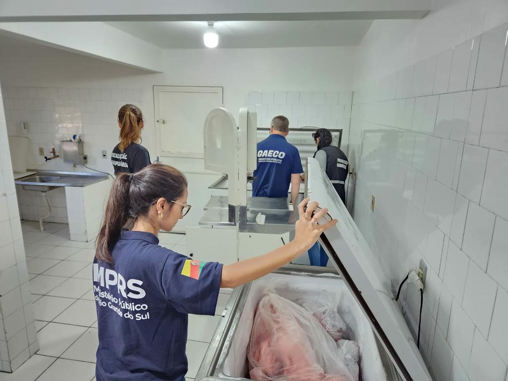 2,3 Toneladas de alimentos impróprios para consumo são apreendidas no Noroeste do RS
