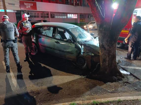 Mulher bate veículo em vitrine de loja, sai do local e bate contra uma árvore no Centro de Santa Rosa