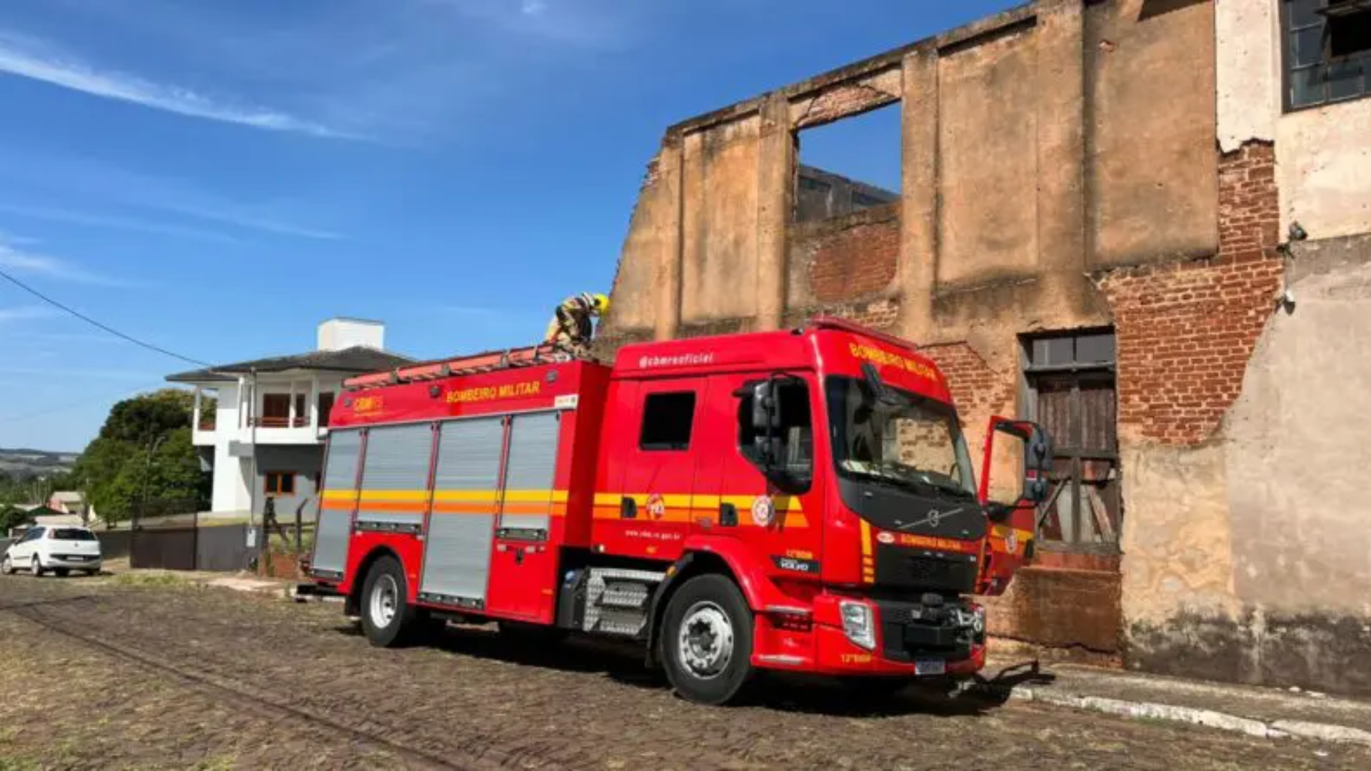 Bombeiros atendem ocorrência de sinistro no Bairro Arco-Íris em Panambi