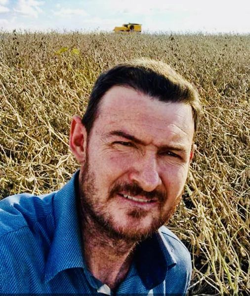 Agricultor morre prensado por caçamba basculante