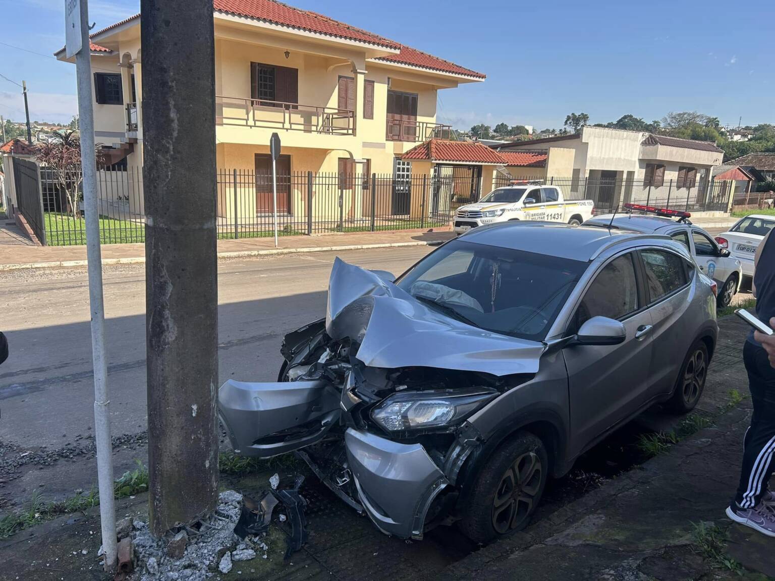 Cruz Alta: Motorista tem mal subido e carro bate em poste