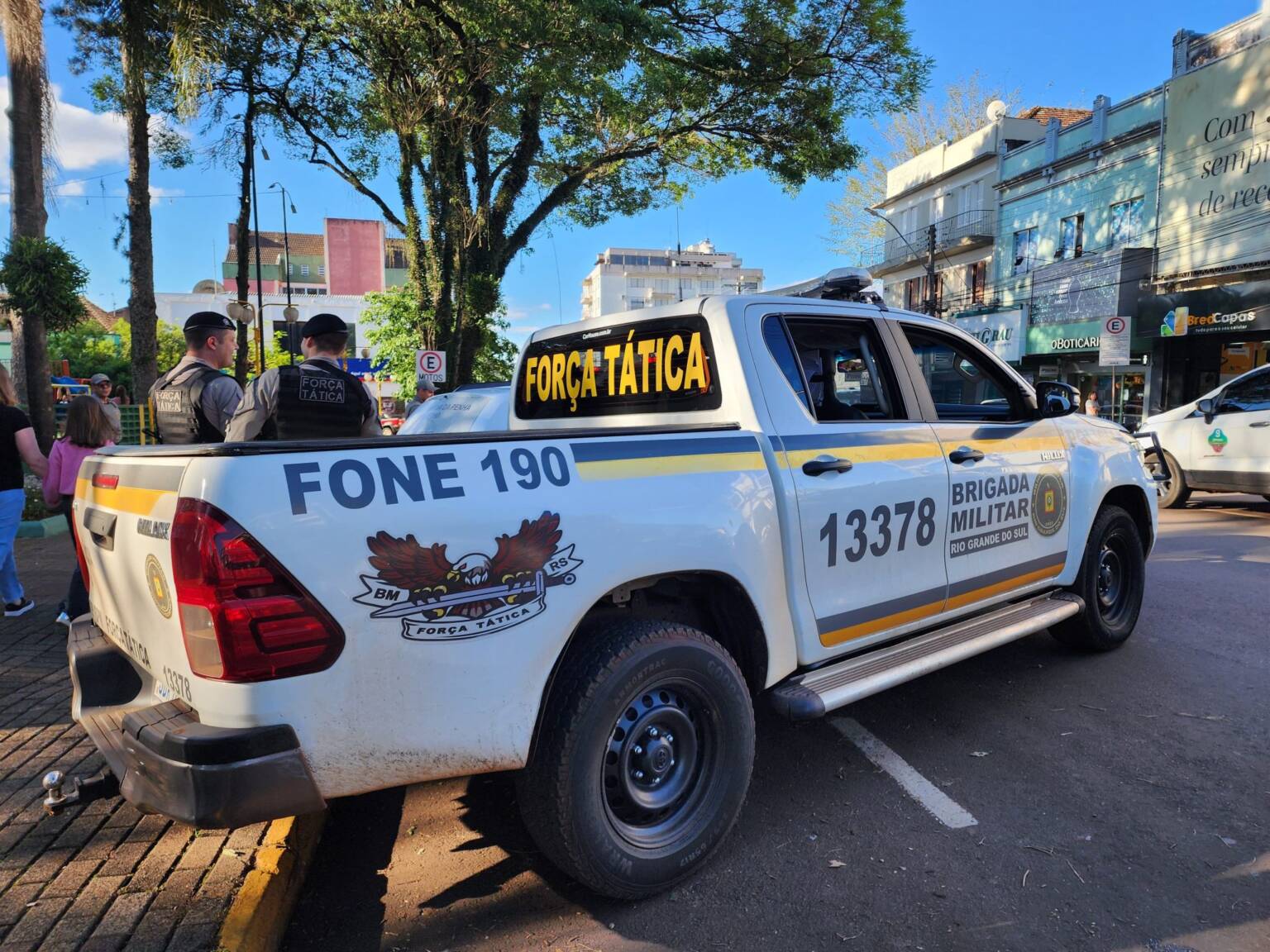 Suspeitos de homicídio são presos com drogas em motel de Ijuí