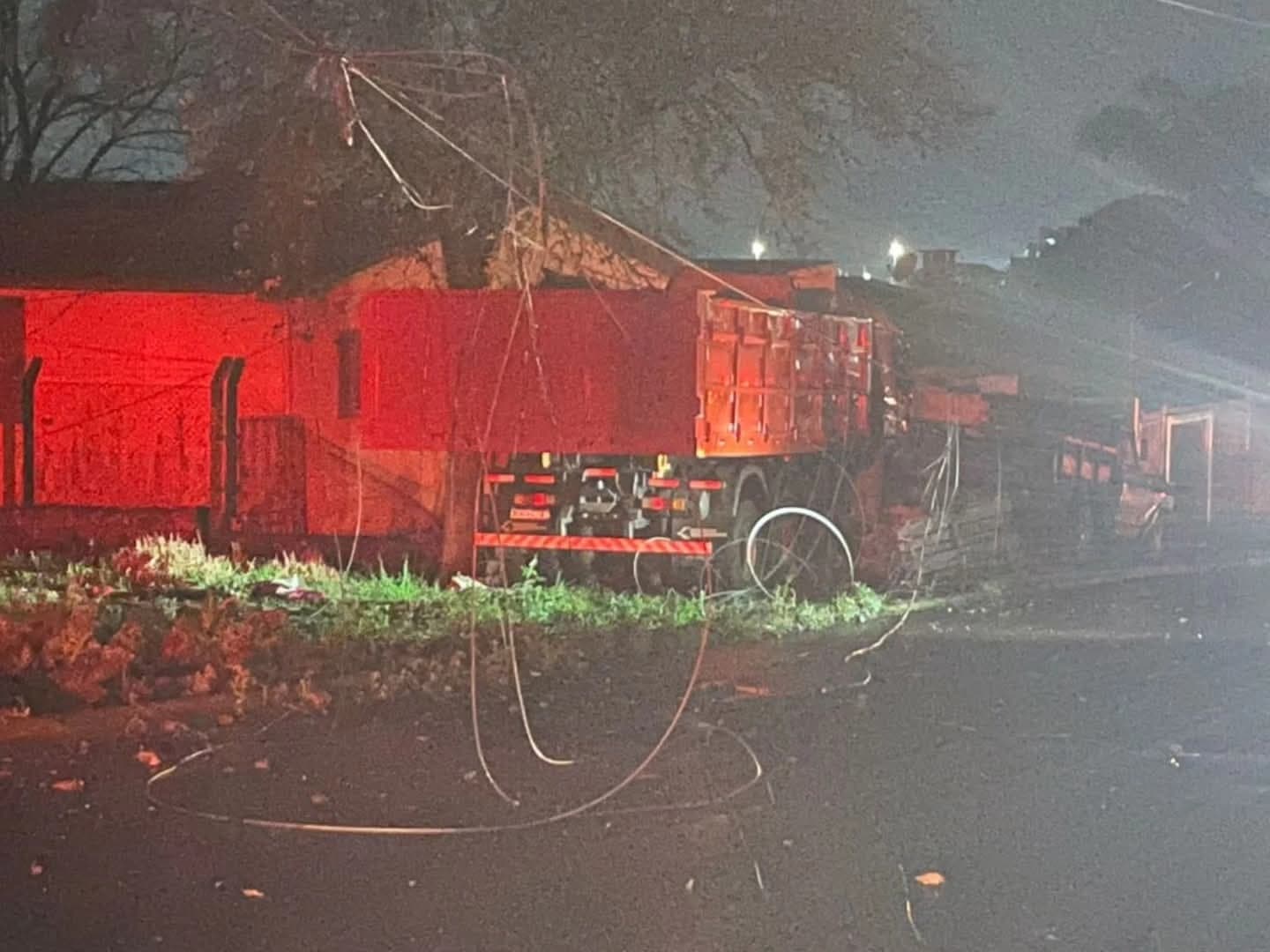 Caminhão desgovernado atinge residências em Carazinho