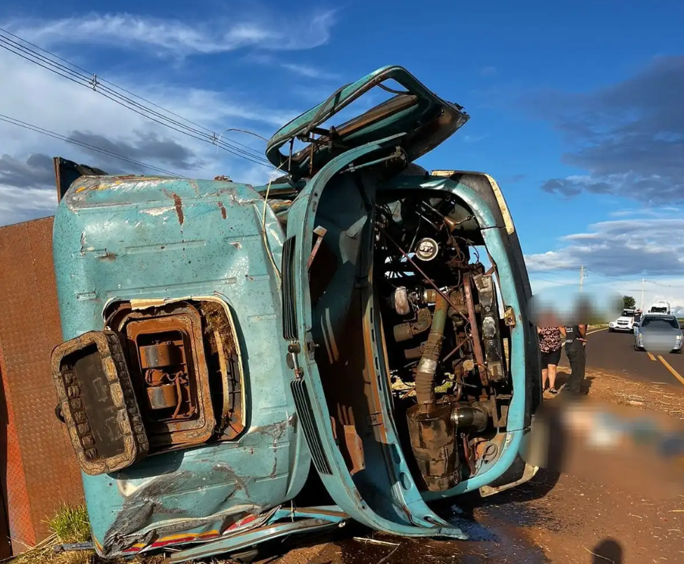 Tombamento de caminhão resulta em vítima fatal e dois feridos na ERS 218, em Catuípe