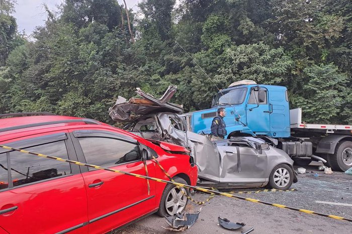 Acidente envolvendo três carros e caminhão provoca a morte de duas pessoas na BR-116