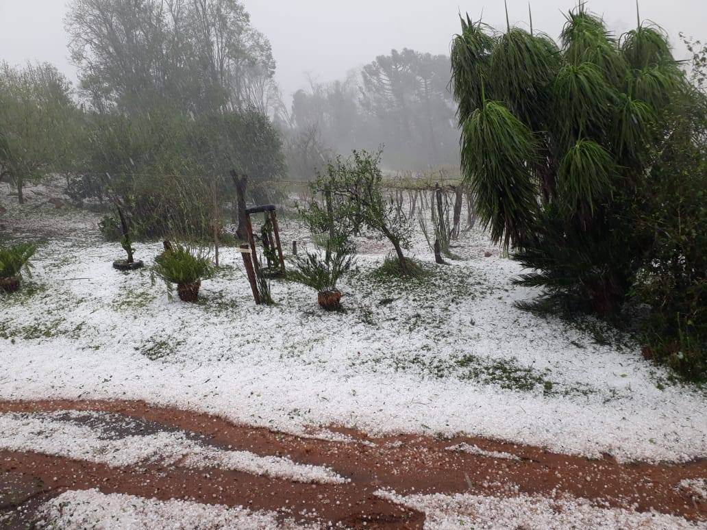 Granizo causa destelhamentos e danos em veículos em Sarandi (Confira Vídeos)