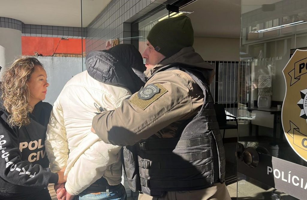 URGENTE: Homem é preso após agredir e cortar os cabelos da mulher com um facão em Passo Fundo