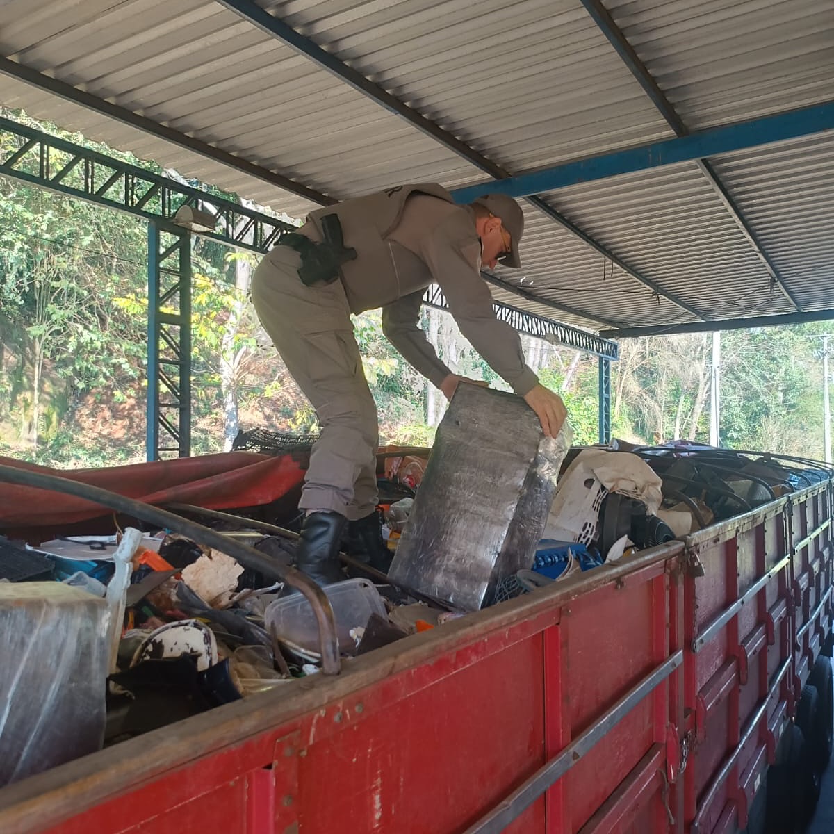 Polícia Fazendária de Iraí apreende caminhão com cerca de 5 toneladas de droga