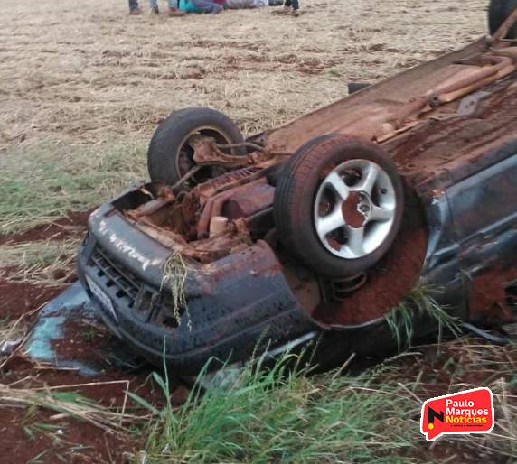 Veículo com cinco pessoas capota na BR-472 em Três de Maio