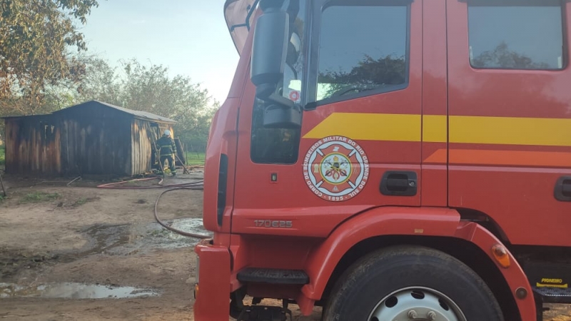 Pai coloca fogo na casa após encontrar filho morto.