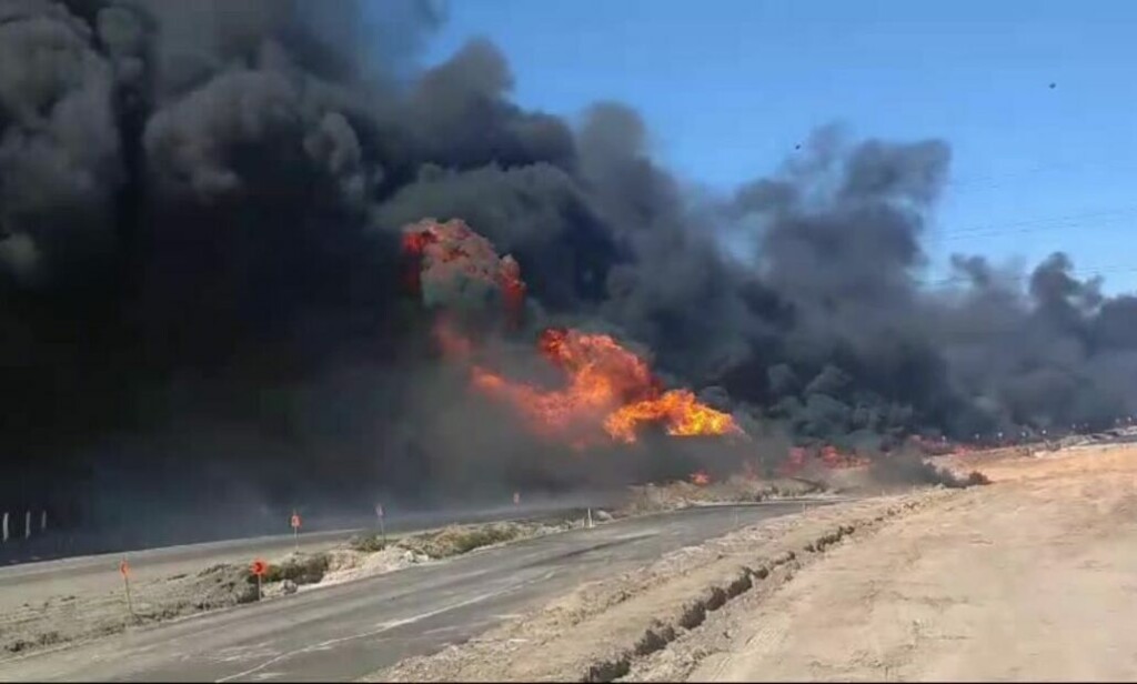 CONFIRA VÍDEO: Carreta carregada com combustível incendeia na BR-101 em SC e bloqueia trânsito