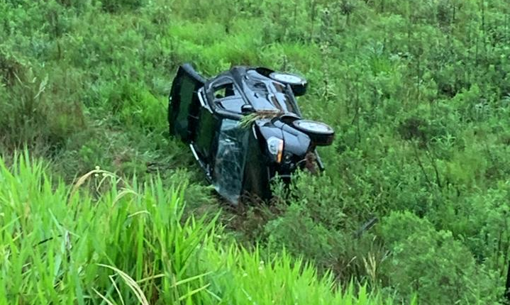 Saída de pista seguida de capotamento na BR-285 , em Santa Bárbara do Sul