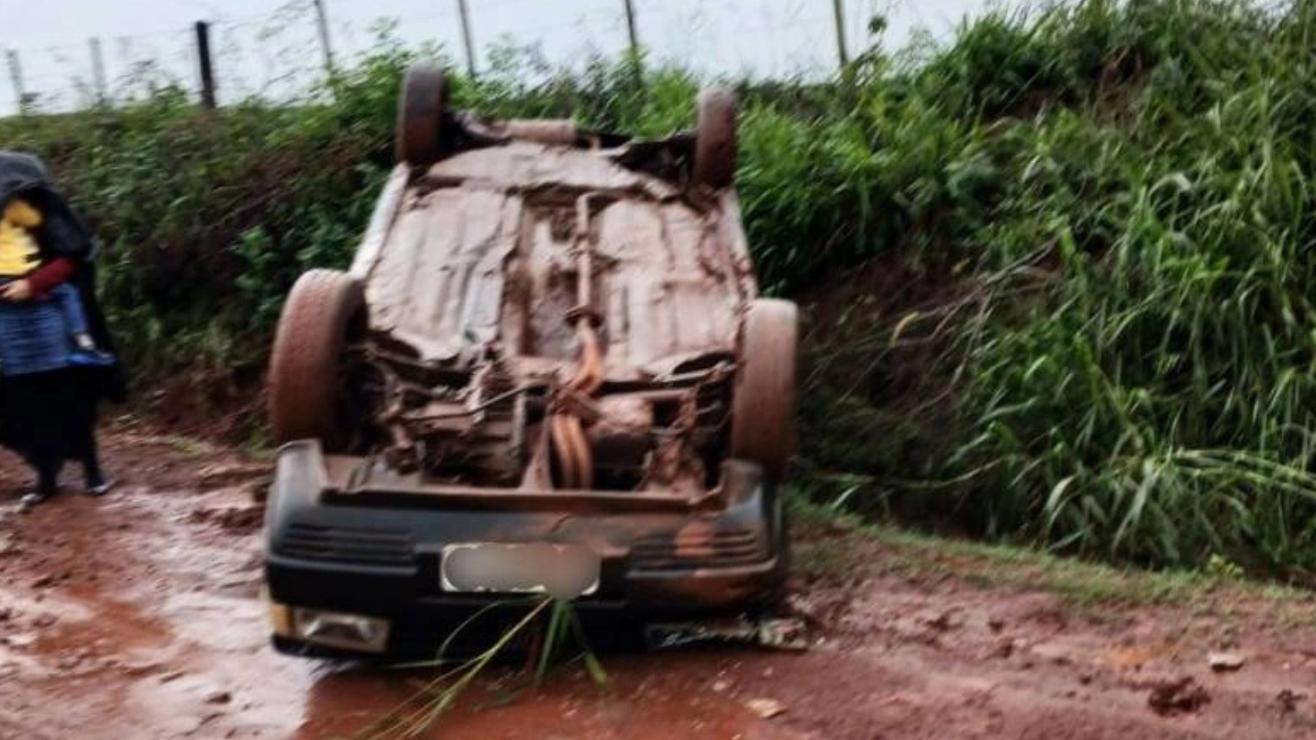 Estradas sem conservação causam capotamento de carro e atolamento de ônibus escolar no interior de Entre-Ijuís