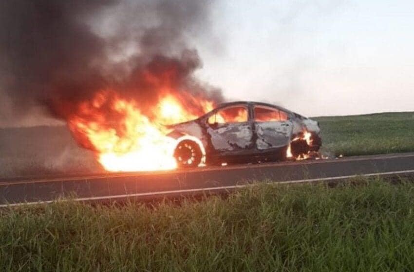 Assaltantes explodem agência bancária em cidade no Paraná.