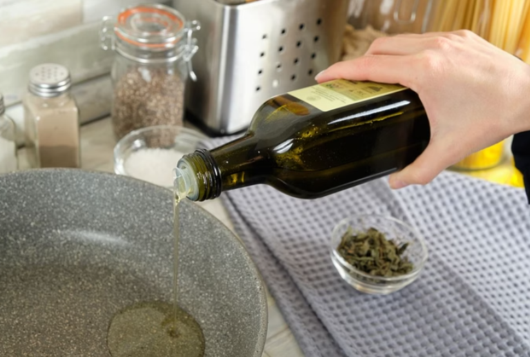 Agricultura proíbe 12 marcas de azeite em nova lista. Saiba quais são