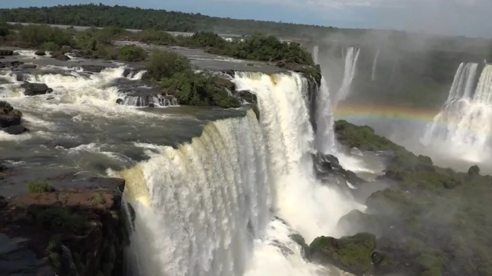 Turista cai nas Cataratas do Iguaçu e desaparece